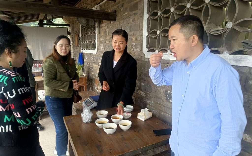 泸州市新联会新媒体分会走进先市酱油 “触摸”非遗技艺(图2) 泸州市新联会新媒体分会走进先市酱油 “触摸”非遗技艺