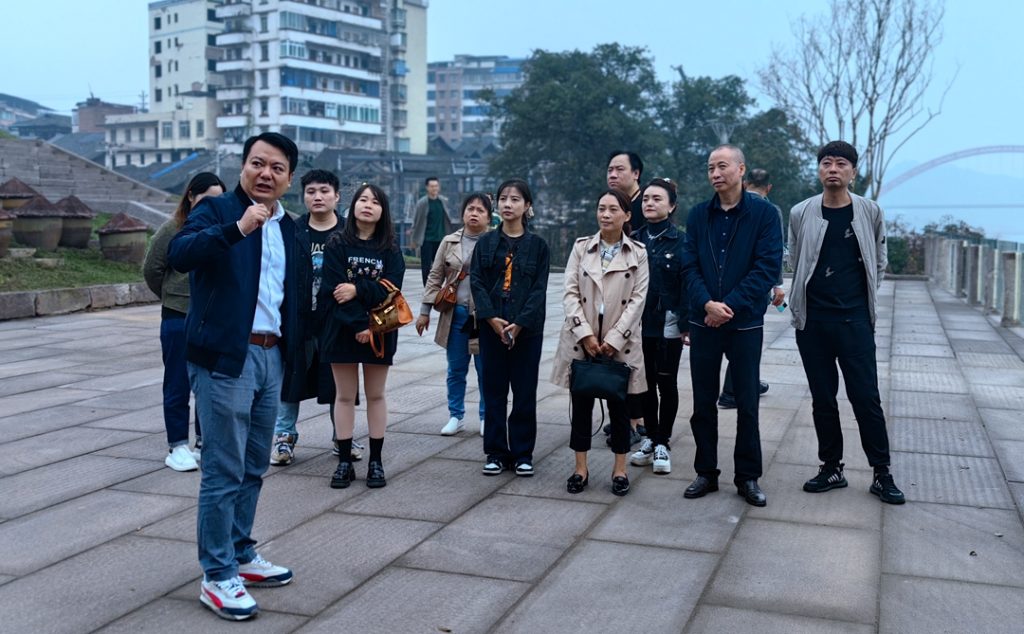 泸州市新联会新媒体分会走进先市酱油 “触摸”非遗技艺(图3) 泸州市新联会新媒体分会走进先市酱油 “触摸”非遗技艺