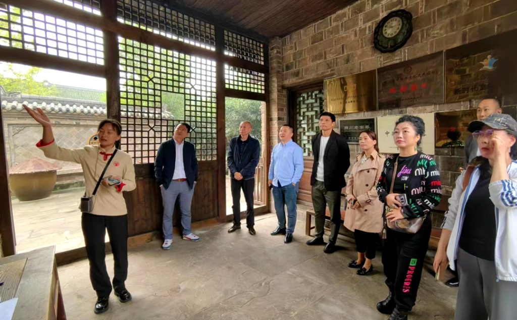 泸州市新联会新媒体分会走进先市酱油 “触摸”非遗技艺(图4) 泸州市新联会新媒体分会走进先市酱油 “触摸”非遗技艺