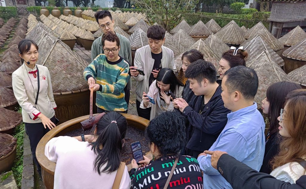 泸州市新联会新媒体分会走进先市酱油 “触摸”非遗技艺(图6) 泸州市新联会新媒体分会走进先市酱油 “触摸”非遗技艺