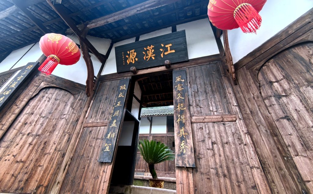 泸州市新联会新媒体分会走进先市酱油 “触摸”非遗技艺(图7) 泸州市新联会新媒体分会走进先市酱油 “触摸”非遗技艺