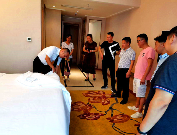 泸州龙马潭区莲花池街道办到下属企业送清凉(图2) 泸州龙马潭区莲花池街道办到下属企业送清凉(图2)