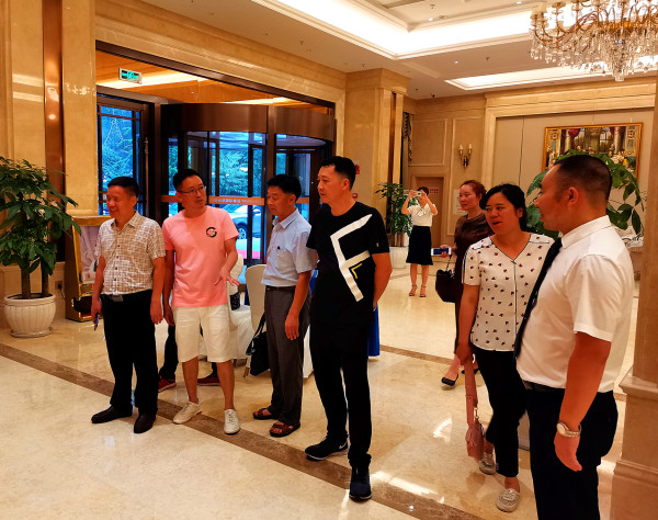 泸州龙马潭区莲花池街道办到下属企业送清凉(图3) 泸州龙马潭区莲花池街道办到下属企业送清凉(图3)