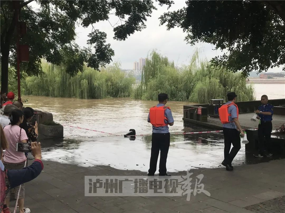 泸州段长江沱江洪峰来袭 临江市民陆续撤离中(图12) 泸州段长江沱江洪峰来袭 临江市民陆续撤离中(图12)