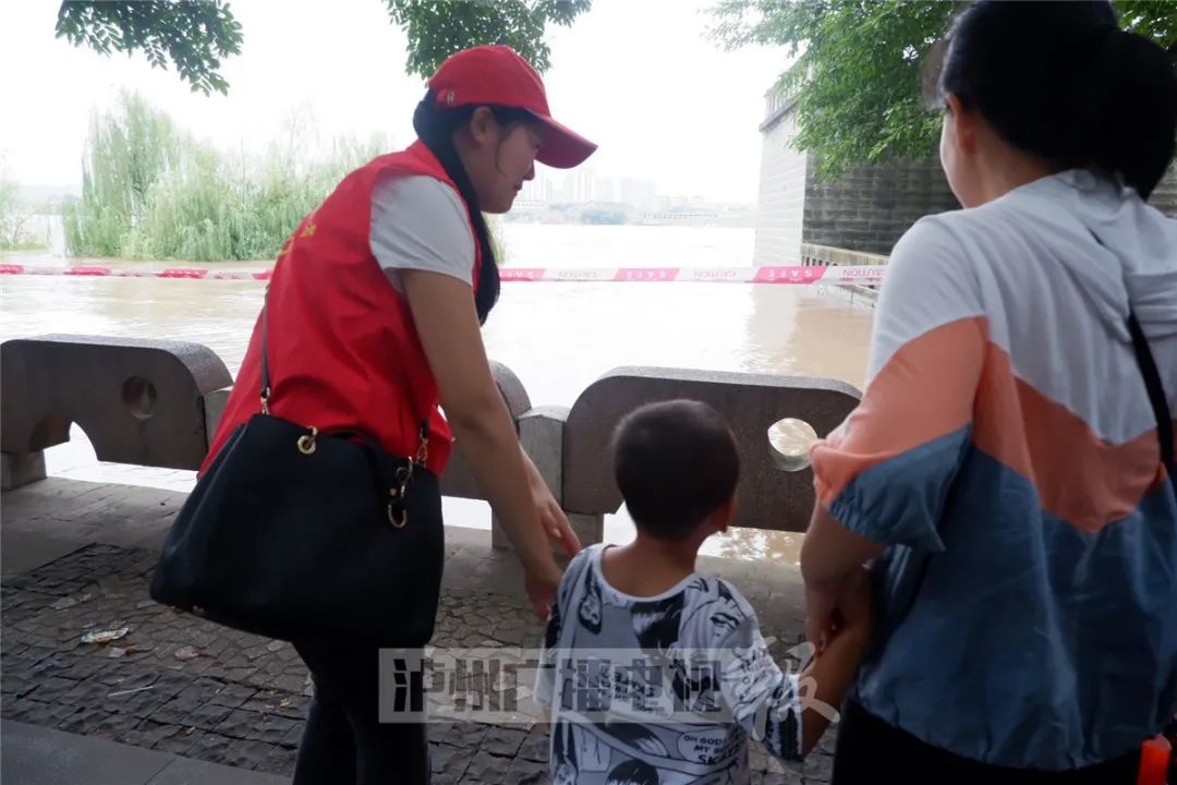 泸州段长江沱江洪峰来袭 临江市民陆续撤离中(图15) 泸州段长江沱江洪峰来袭 临江市民陆续撤离中(图15)