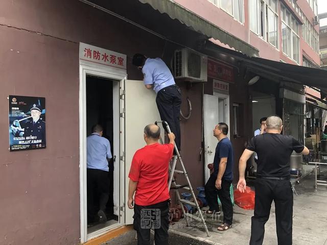 中共泸州市委书记刘强对防汛减灾工作作了紧急安排 应对两江洪峰过境泸州(图10) 中共泸州市委书记刘强对防汛减灾工作作了紧急安排 应对两江洪峰过境泸州(图10)